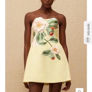 Chic Strapless Floral Dress in Soft Yellow